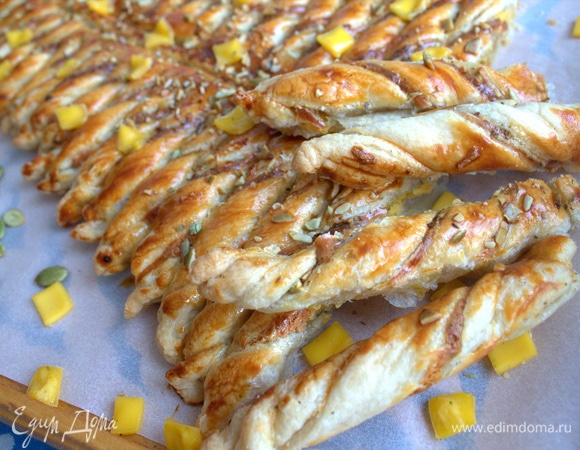 Можно отламывать слоеные палочки и пробовать.