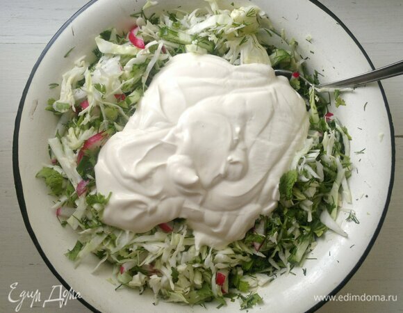 Положить заправку в миску с овощами. Салат по вкусу посолить и поперчить, перемешать.