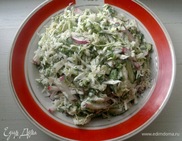 Выложить салат в тарелку для подачи.