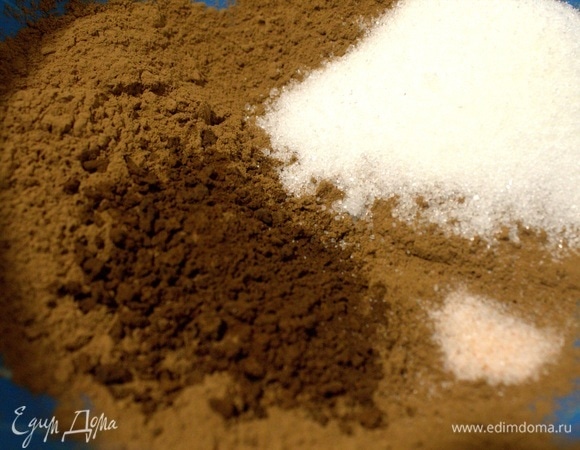 Смешать сухой состав без муки и разрыхлителя. Сахар можете увеличить до 150 г, но нам хватило.
