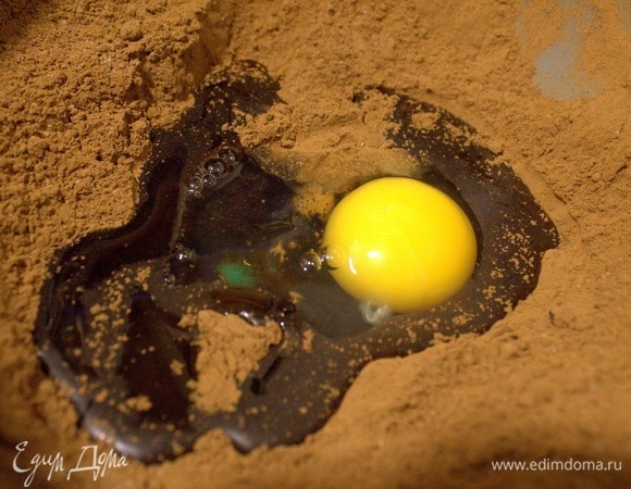 Вбить по одному яйца, каждый раз взбивая с тестом.