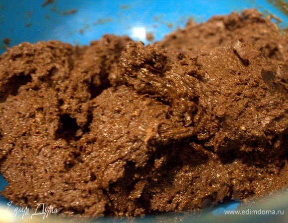 Всыпать муку с разрыхлителем постепенно. Получится липкое тесто, отправляем его на пару часов в холодильник.