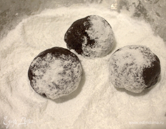 Отщипнуть кусочек теста, скатать шарик и обвалять в сахарной пудре.