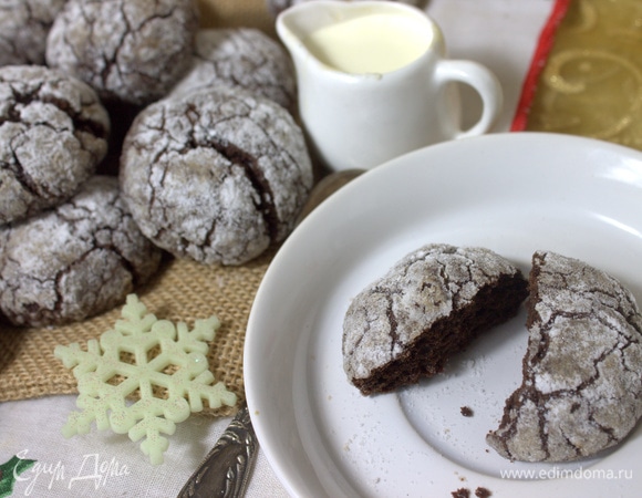 Печенье хорошо разламывается.