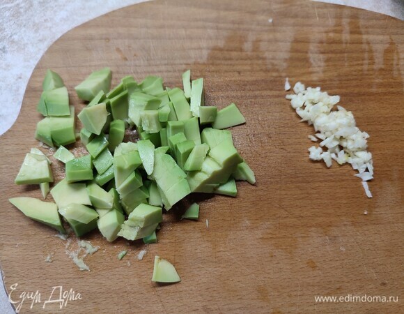 Авокадо нарезать кубиком, чеснок мелко порубить.