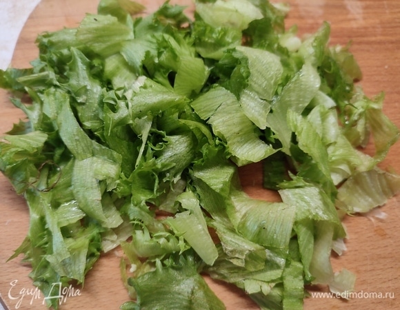 Листья салата нарезать тонкими полосками.