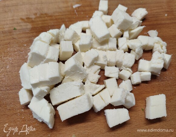Моцареллу нарезать кубиком.