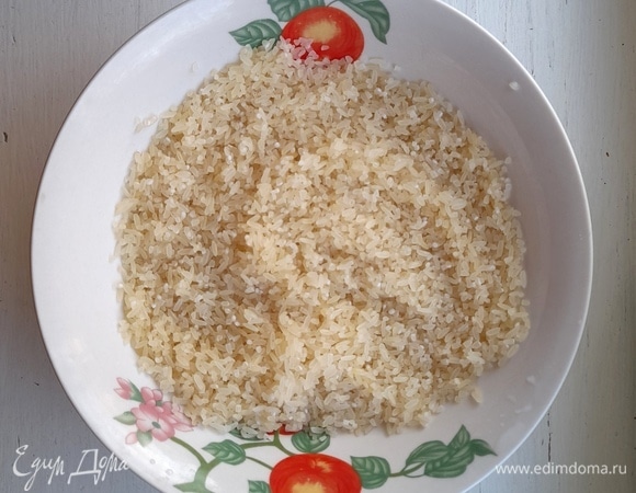 Пропаренный рис тщательно промыть под проточной водой. Воду вскипятить, посолить, положить рис и сварить почти до готовности.