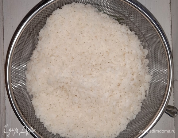 Рис откинуть на сито и дать стечь жидкости.