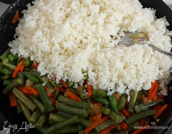 Выложить к овощам сваренный рис.
