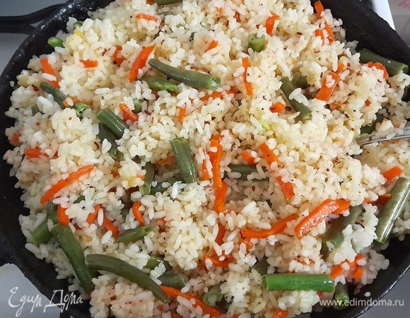 Аккуратно перемешать рис с овощами.