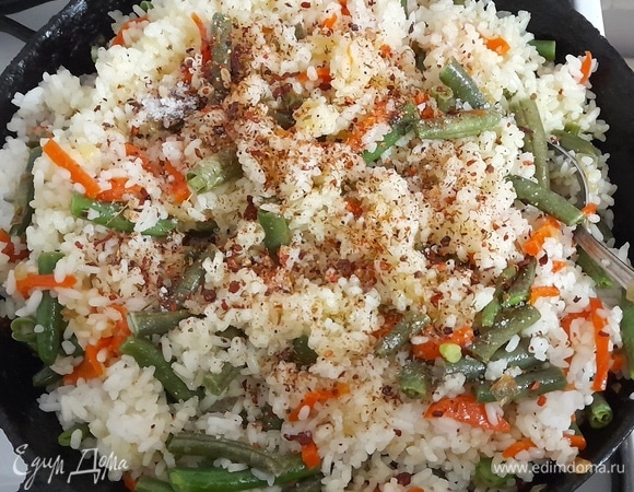 По вкусу посолить, поперчить, добавить любимые приправы, перемешать. Тушить рис с овощами еще 5 минут и выключить огонь.