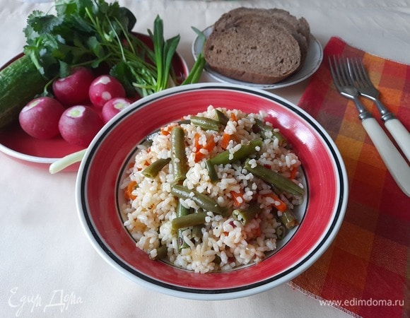 Разложить рис с овощами по порциям и подать к столу. Приятного аппетита!