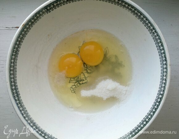 Яйца соединить с сахаром, солью и ванилином, взбить до однородности.