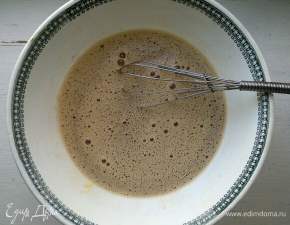 Квас немного подогреть. Добавить к взбитым яйцам половину нормы кваса, перемешать.