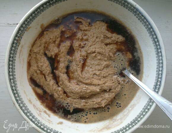 Постепенно добавлять оставшийся квас и перемешивать до однородной массы.