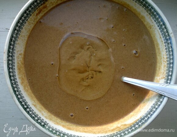 Добавить в тесто растительное масло, перемешать. Если вам покажется тесто густоватым, то добавьте немного теплой кипяченой воды или кваса (если остался).