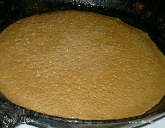 Сковороду хорошо разогреть и смазать тонким слоем растительного масла (или кусочком сала). Вылить на горячую сковороду порцию теста, распределить его по всей сковороде. Выпечь блинчик сначала с одной стороны.