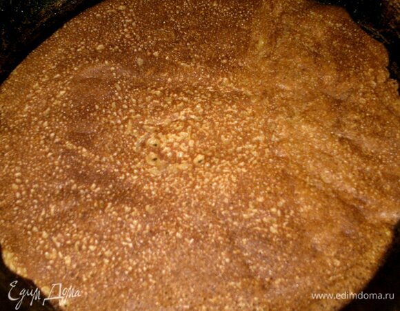 Перевернуть блинчик на другую сторону и подержать на сковороде 2–3 минуты. Аналогично испечь все блинчики.