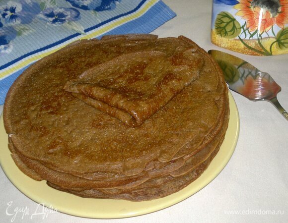 Готовые блинчики выкладывать на блюдо и смазывать сливочным маслом. Блинчики держать в тепле.