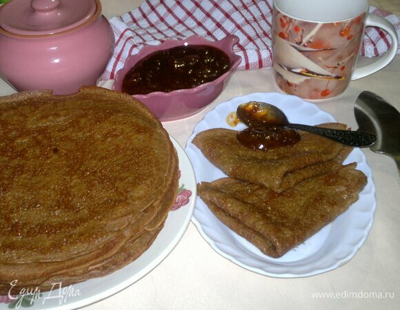 Теплые блинчики подать к столу вместе с вареньем, медом, сгущенкой и т. д. Приятного аппетита!