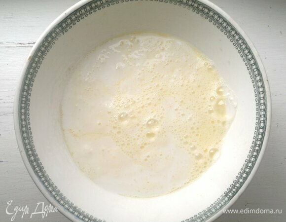 В миску вылить йогурт, всыпать соль, сахар, добавить яйца, взбить до однородности.