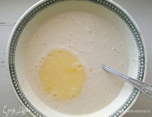 Всыпать в тесто просеянную муку и разрыхлитель, тщательно размешать. Дать тесту постоять 10–15 мин. Затем влить растительное масло, перемешать. Если тесто густоватое, то влить немного теплой кипяченой воды.