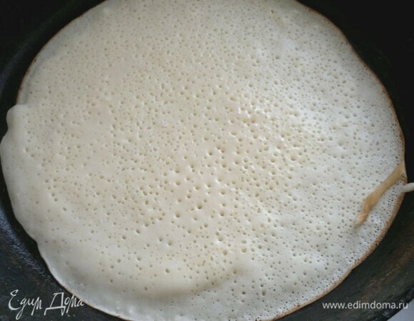 Сковороду разогреть. Перед выпекание блинов смазать небольшим количеством растительного масла или кусочком сала. Вылить в сковороду немного теста. Быстрыми движениями распределить его по сковороде. Испечь блинчик с одной стороны до румяного состояния, затем перевернуть, испечь с другой стороны. Выпечь все блинчики. Получилось 10 шт. диаметром 23 см.