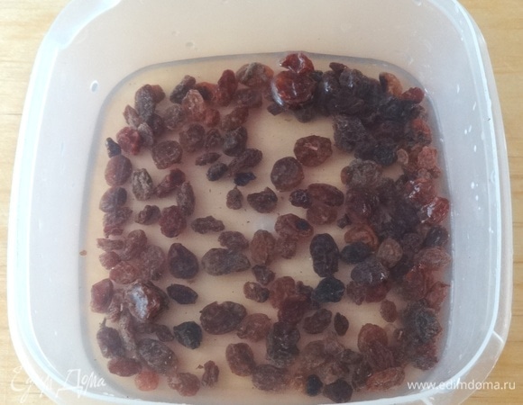 Для начинки изюм промыть, залить кипятком на 5 минут. Воду слить, изюм обсушить бумажным полотенцем.