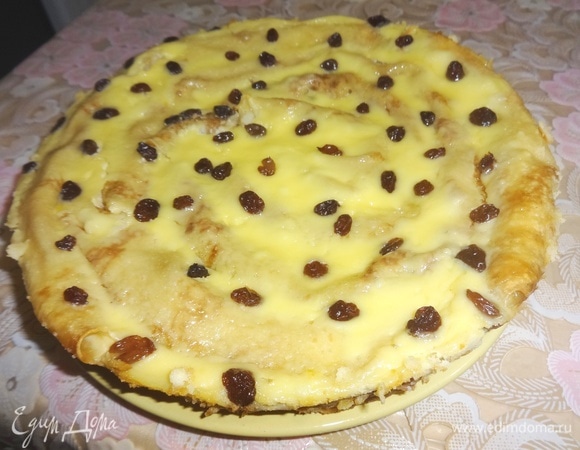 Готовый пирог остудить в форме до комнатной температуры. Выложить на блюдо и подать к столу.