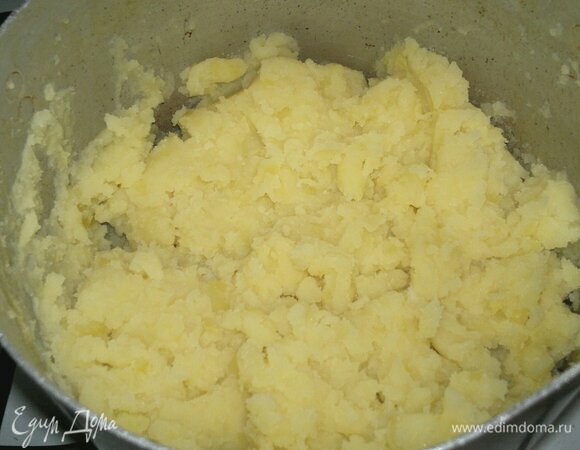 Сначала приготовить начинку. Картофель очистить, вымыть. Сварить до готовности, размять в пюре.