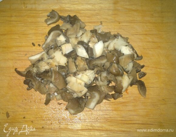 Вешенки вымыть, обсушить бумажным полотенцем, нарезать небольшими кусочками.