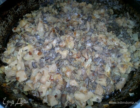 В конце жарки грибы с луком немного посолить, поперчить.