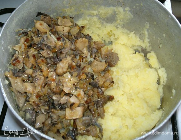 Соединить картофель с луком и грибами, перемешать, попробовать на вкус. При необходимости еще посолить и поперчить начинку. Остудить до комнатной температуры.