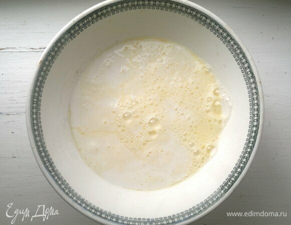 Для теста яйца взбить с сахаром и солью. Влить кефир, перемешать. Всыпать просеянную муку и соду, тщательно перемешать. Постепенно вливать теплое молоко, постоянно размешивая массу до однородности. Сначала влить 1 ст. молока. Если тесто будет густым, влить еще немного молока. Дать тесту постоять 15–20 минут. В конце влить растительное масло, тщательно размешать.