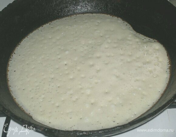 Перед выпеканием смазать сковороду кусочком сала или растительным маслом. Набирая половником небольшое количество теста, распределять его по сковороде. Испечь блинчик сначала с одной стороны, затем перевернуть на другую и печь до румяности. Испечь все блинчики. У меня получилось 12 блинчиков на сковороде диаметром 22 см.