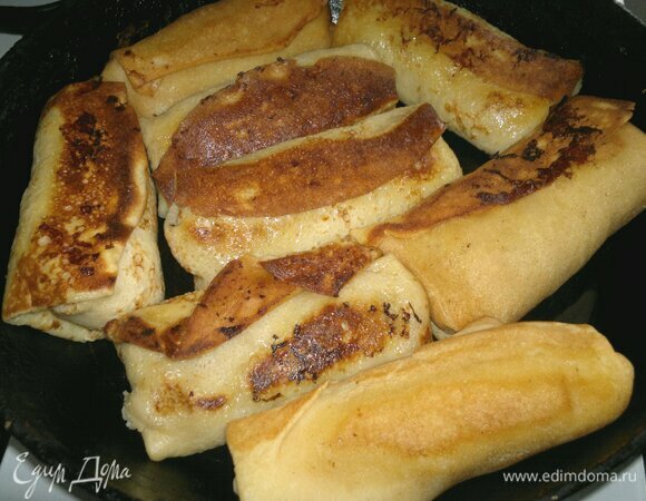 Обжарить фаршированные блинчики со всех сторон на разогретом растительном или сливочном масле.