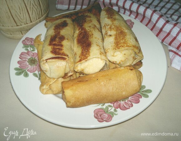 Обжаренные блинчики с начинкой из картофеля и грибов выложить на блюдо.