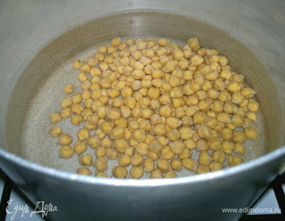 С набухшего нута слить воду. Положить его в кастрюлю, залить чистой водой. Довести до кипения, убавить огонь и варить нут до готовности. По окончании варки откинуть горох на сито, а затем остудить. Отвар можно использовать для приготовления супа, соуса или постного майонеза.