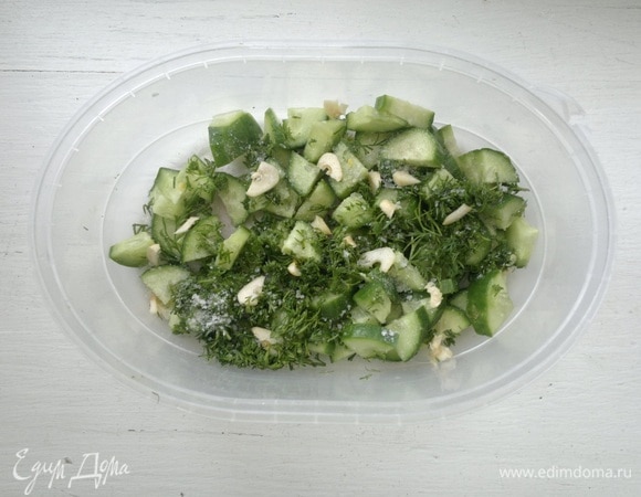 Пока варится нут, приготовим малосольные огурцы. Свежий огурец и укроп помыть, обсушить и мелко нарезать. Зубчики чеснока измельчить. Соединить все ингредиенты и посыпать небольшим количеством соли, после чего перемешать. Дать настояться 15–20 минут. Затем откинуть огурцы на сито и отжать от жидкости.