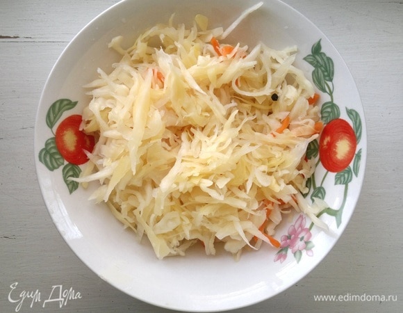 Квашеную капусту отжать. Если очень крупная — нарезать мельче.