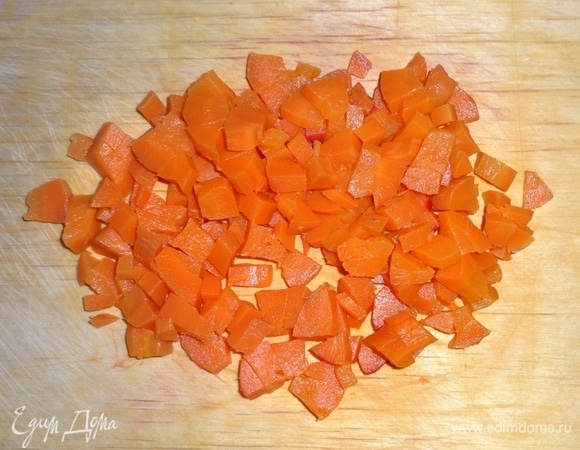 Вареную морковь очистить от кожуры, нарезать кубиками.