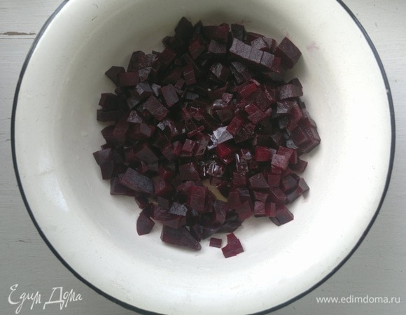 Вареную свеклу очистить от кожуры, нарезать такими же кубиками, как и морковь. Полить свеклу 1 ст. л. подсолнечного масла, перемешать.