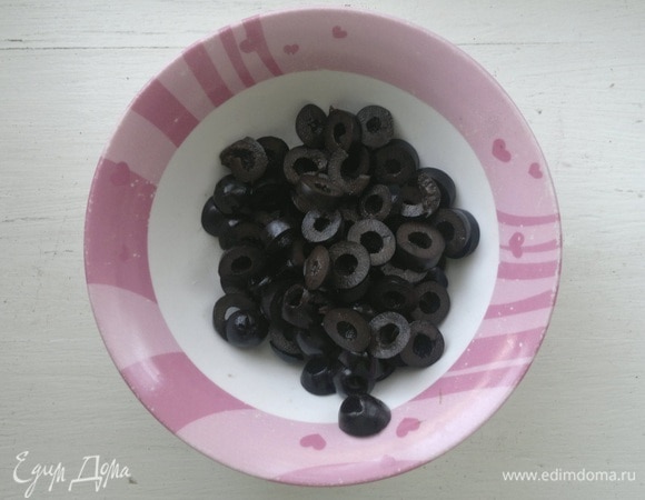 Оливки отцедить от жидкости, нарезать колечками.