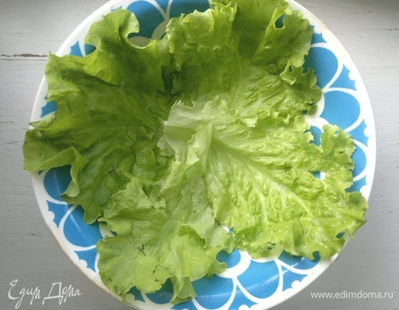 Листья салата вымыть, обсушить. Застелить листьями дно тарелки для подачи.