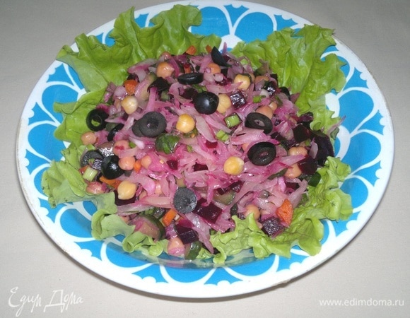 Выложить винегрет на листья салата и подать к столу.