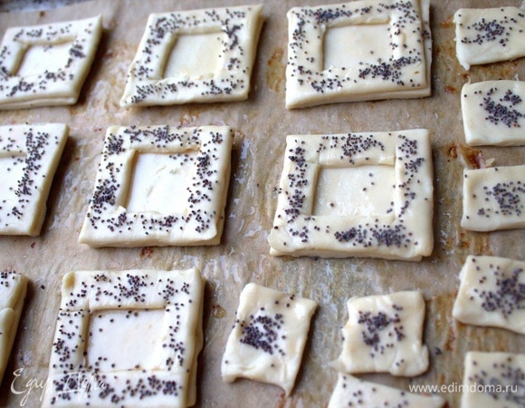 Посыпать маком или кунжутом, перенести на смазанный пергамент.