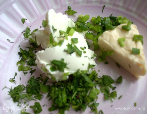 Соединить плавленный, сливочный сыр и зелень.