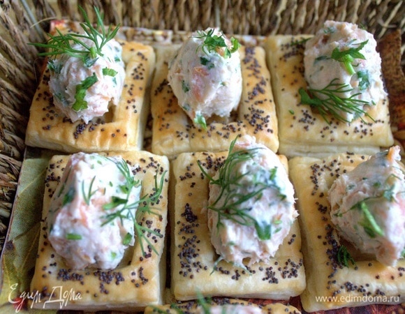 Нанести начинку на тарталетки.