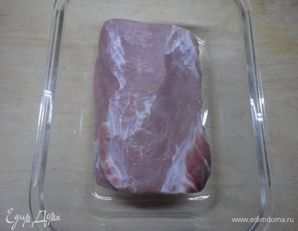 Мясо свиной корейки без кости смазать оливковым маслом.